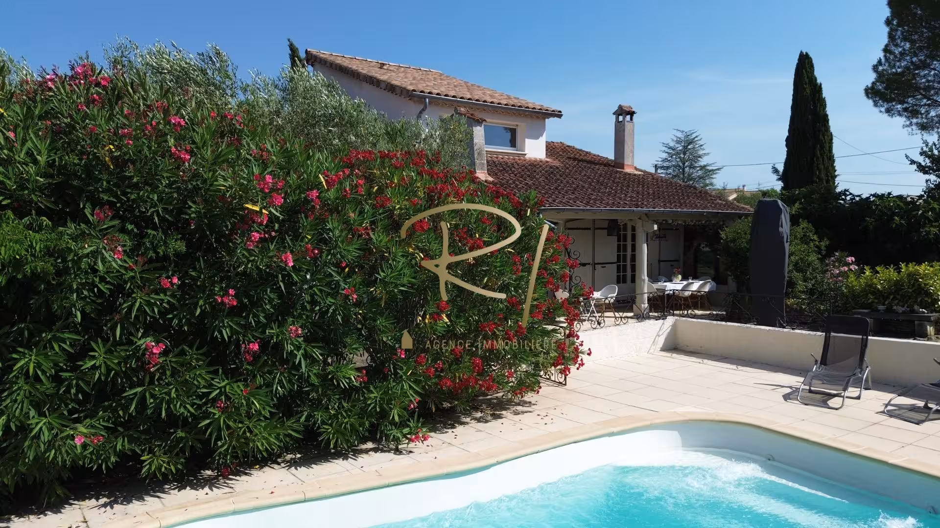 Sud Ardèche   Maison rénovée avec piscine, proche Barjac