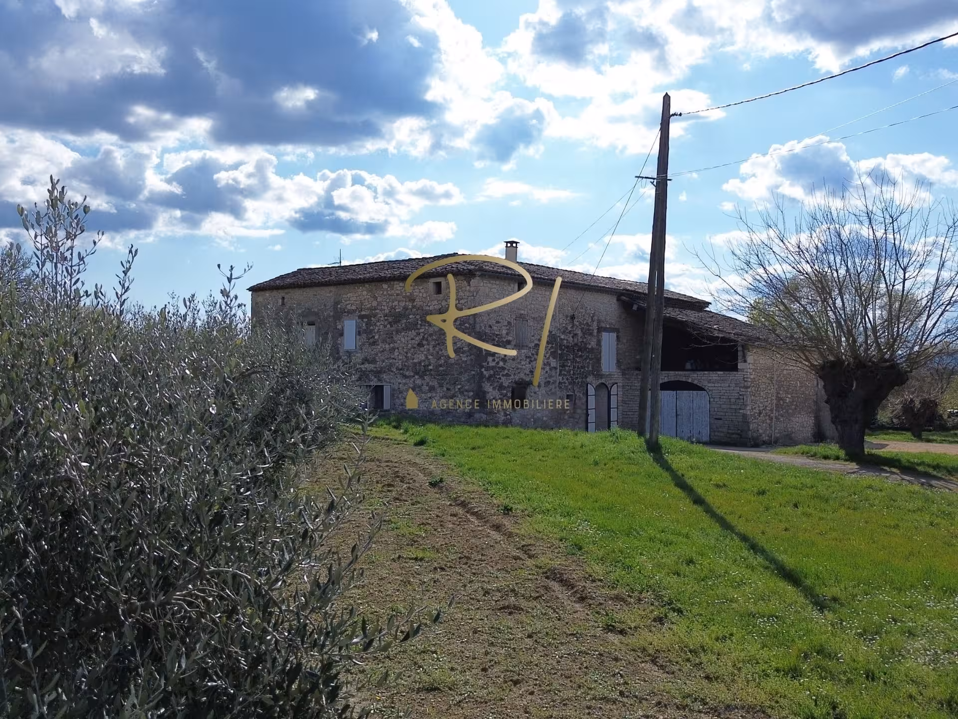 Ancienne ferme avec terres attenantes, puits et fort potentiel   Barjac (Gard)