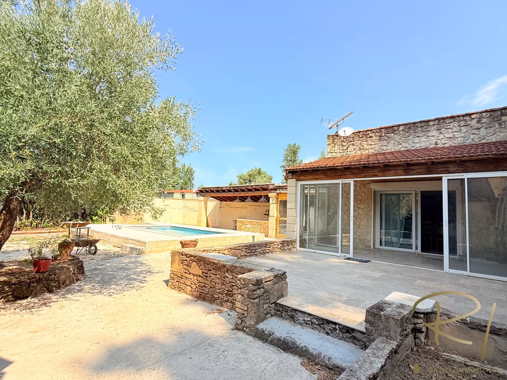 CASTILLON-DU-GARD   MAISON RÉNOVÉE AVEC PISCINE