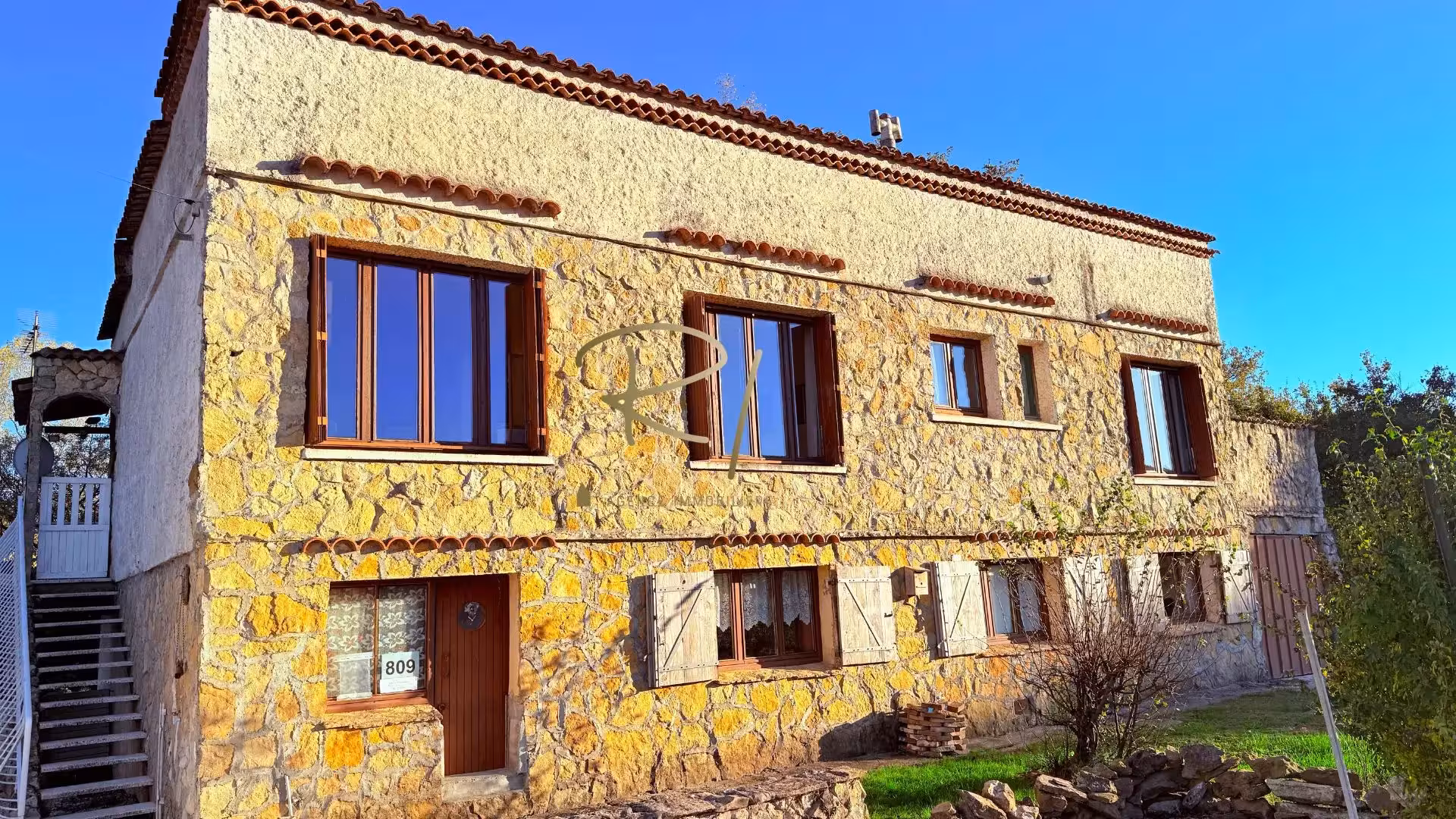 A vendre à Goudargues dans un parc de 6400m2 maison pour projet d'accueil.