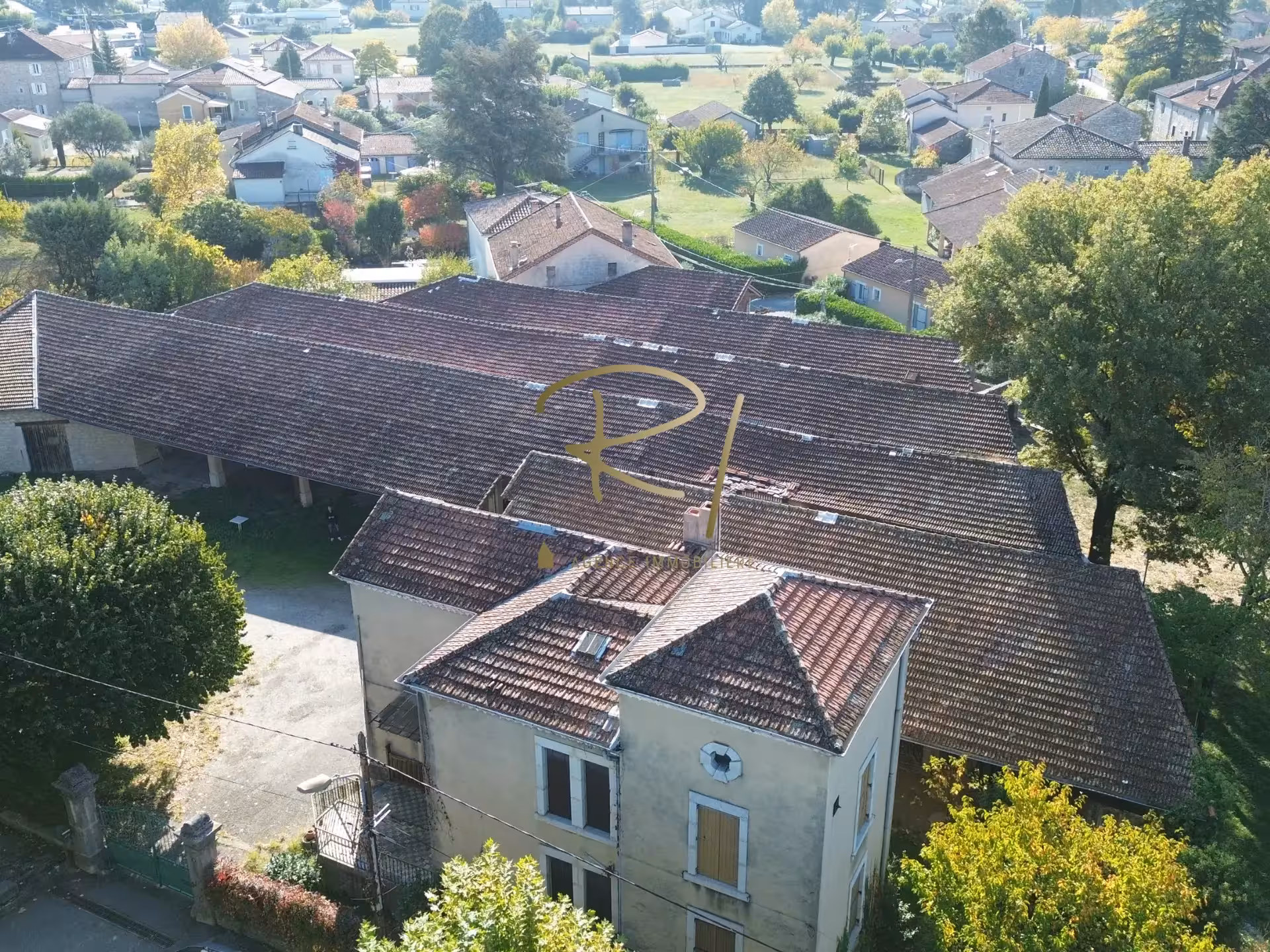 MAISON DE MAITRE AVEC DEPENDANCES RUOMS