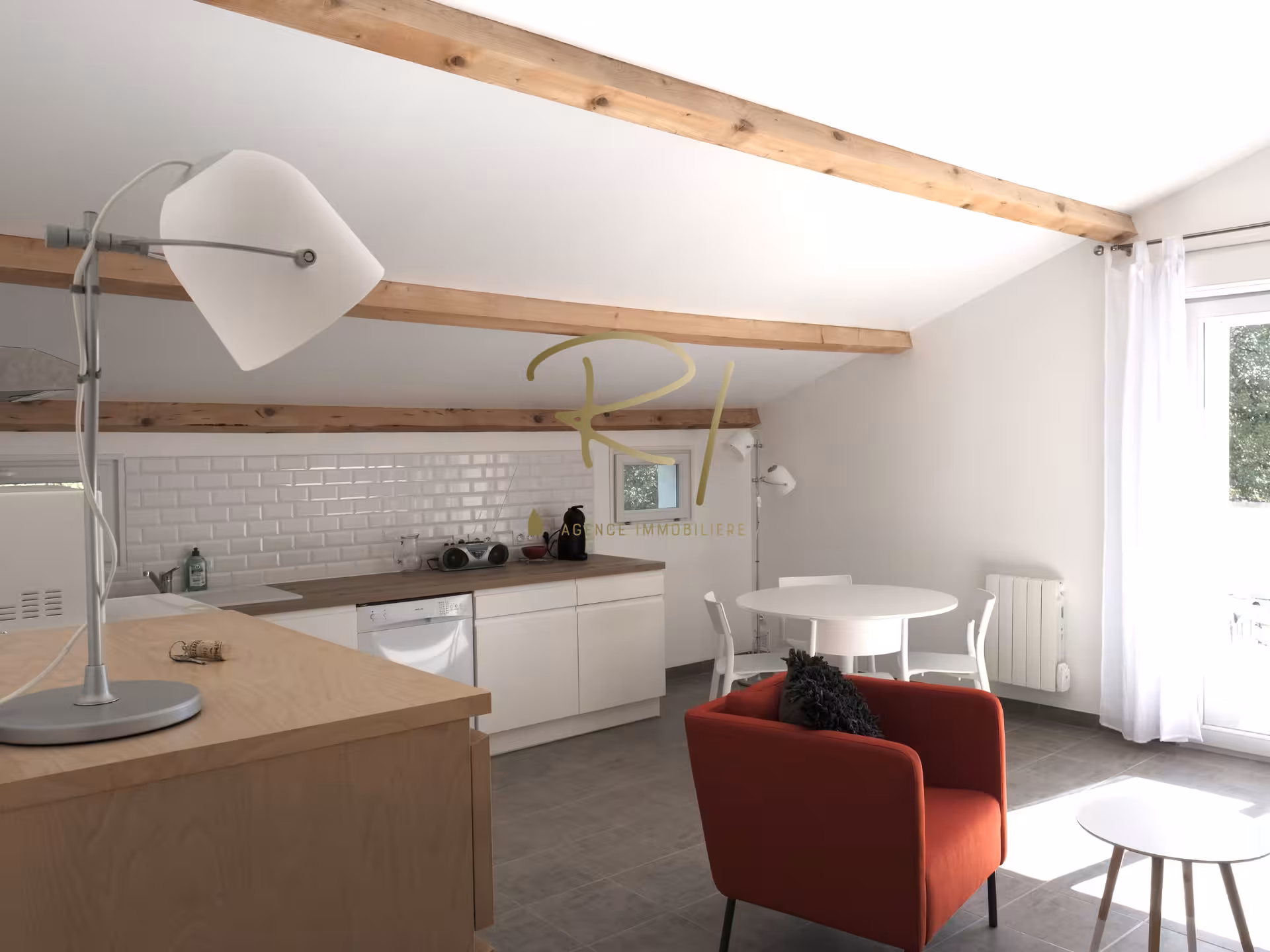 Maison de village en pierre avec 1 logement et 5 garages - Idéal investissement