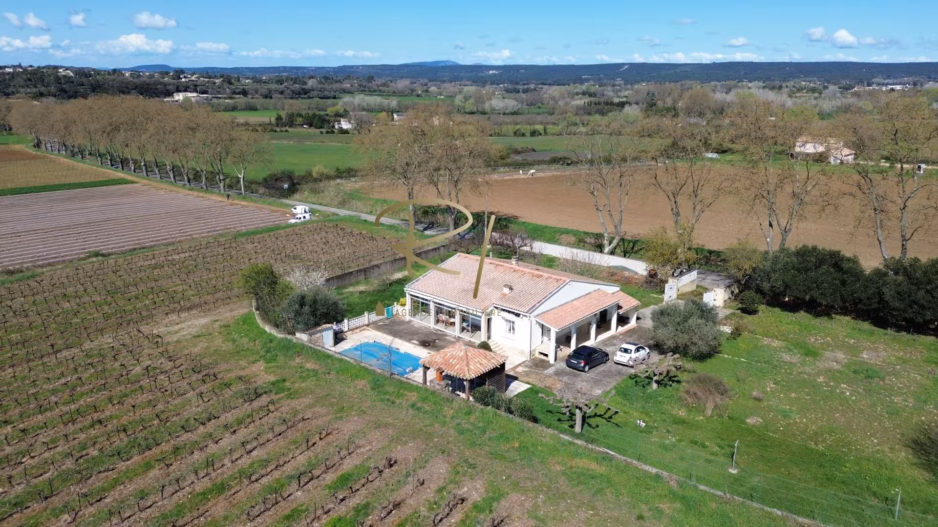 Uzès à 1 min   Maison avec piscine, vue dégagée et grand terrain