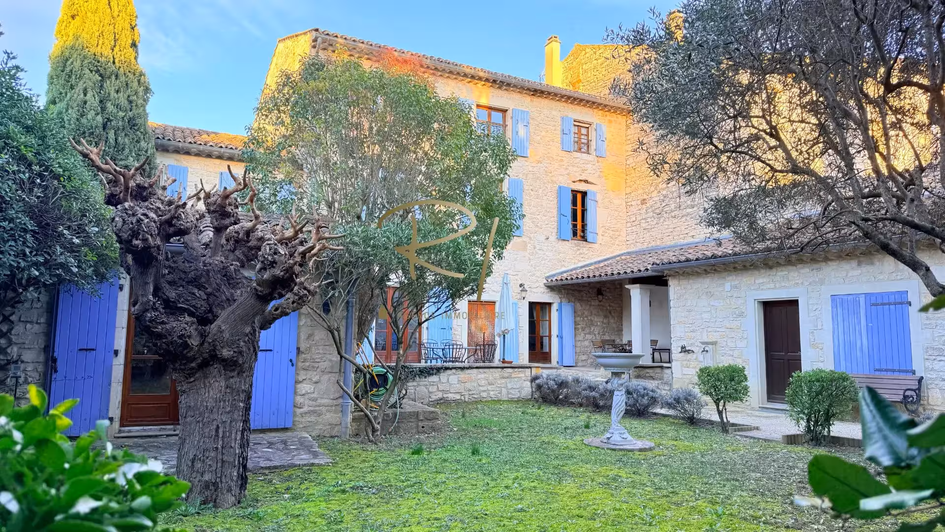 Mas en pierre d’exception au cœur du village Renaissance de Barjac