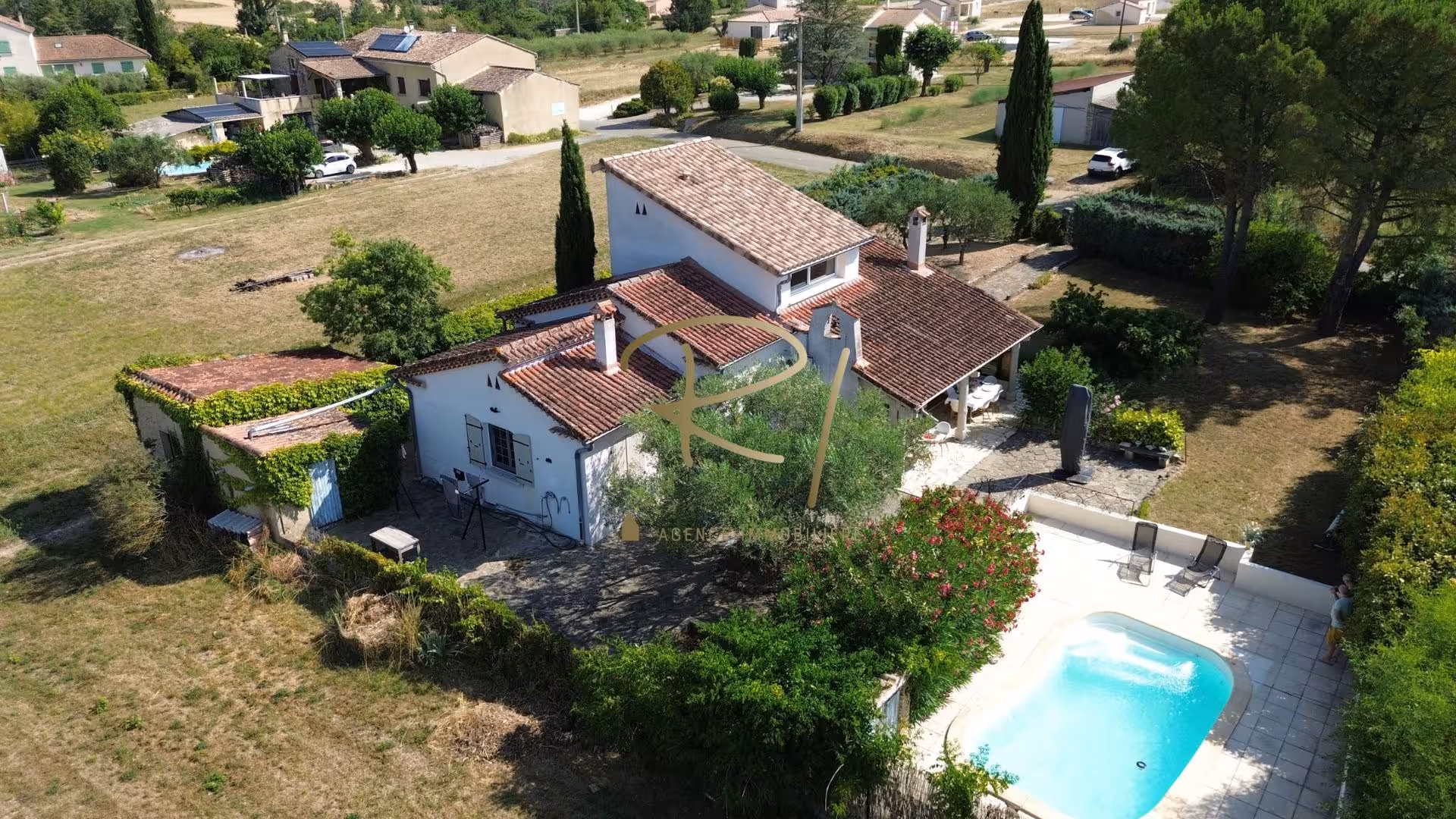 Sud Ardèche   Maison rénovée avec piscine, proche Barjac