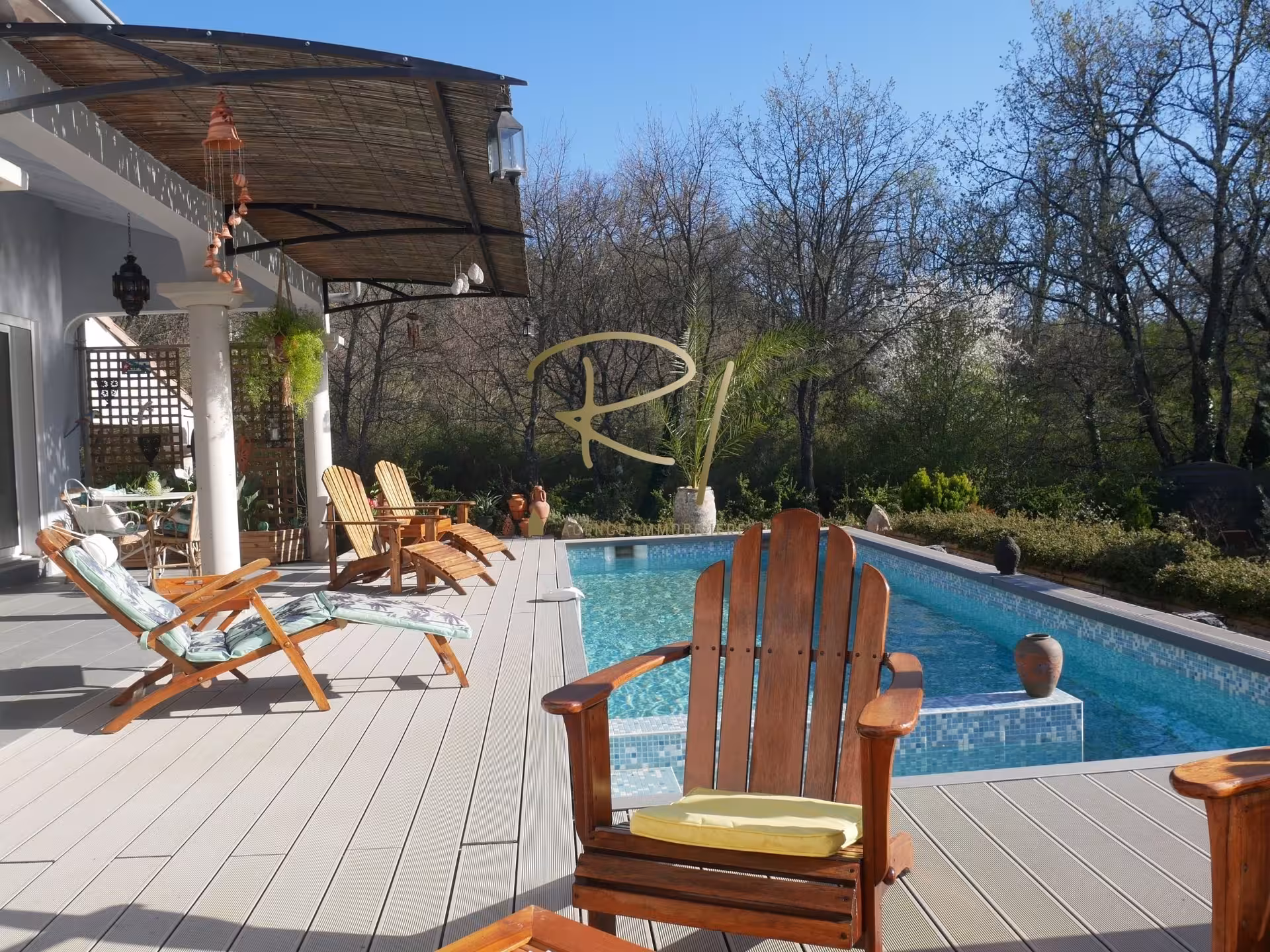 Villa lumineuse avec piscine et grand terrain   cadre nature proche Barjac