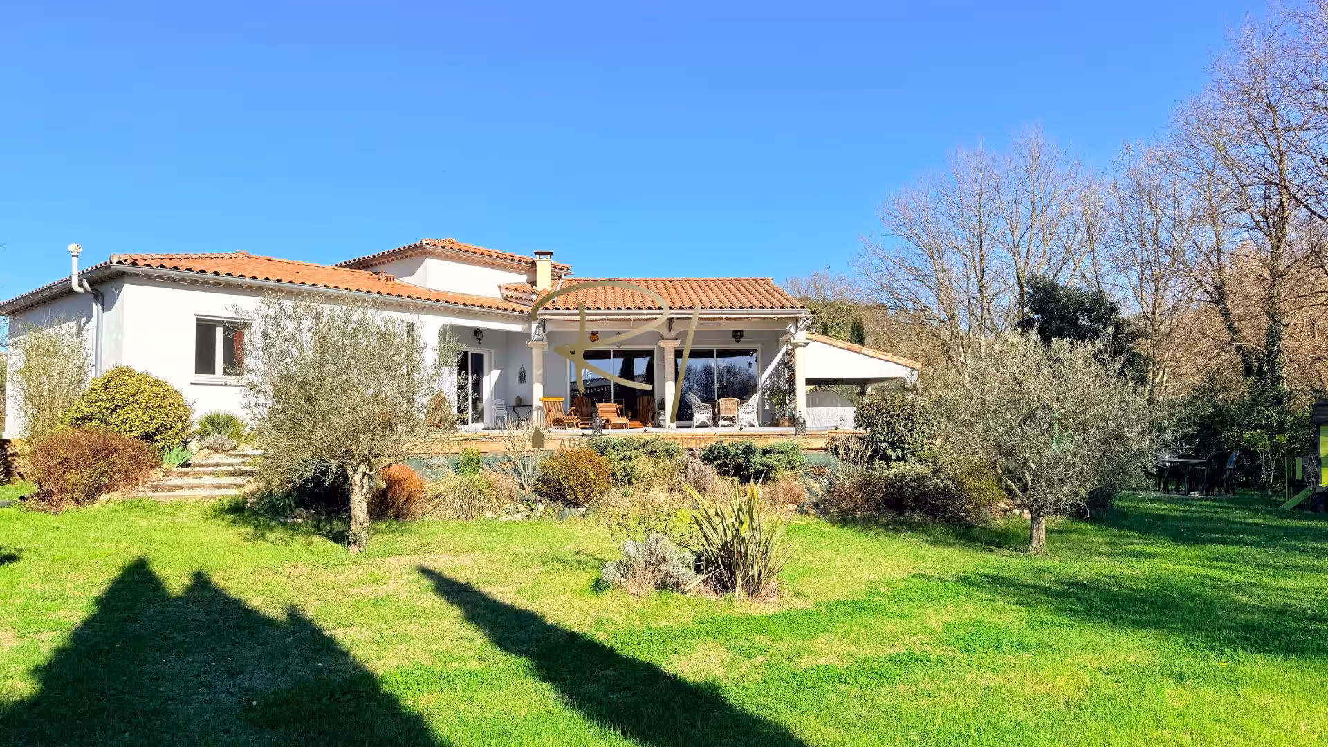 Villa lumineuse avec piscine et grand terrain   cadre nature proche Barjac
