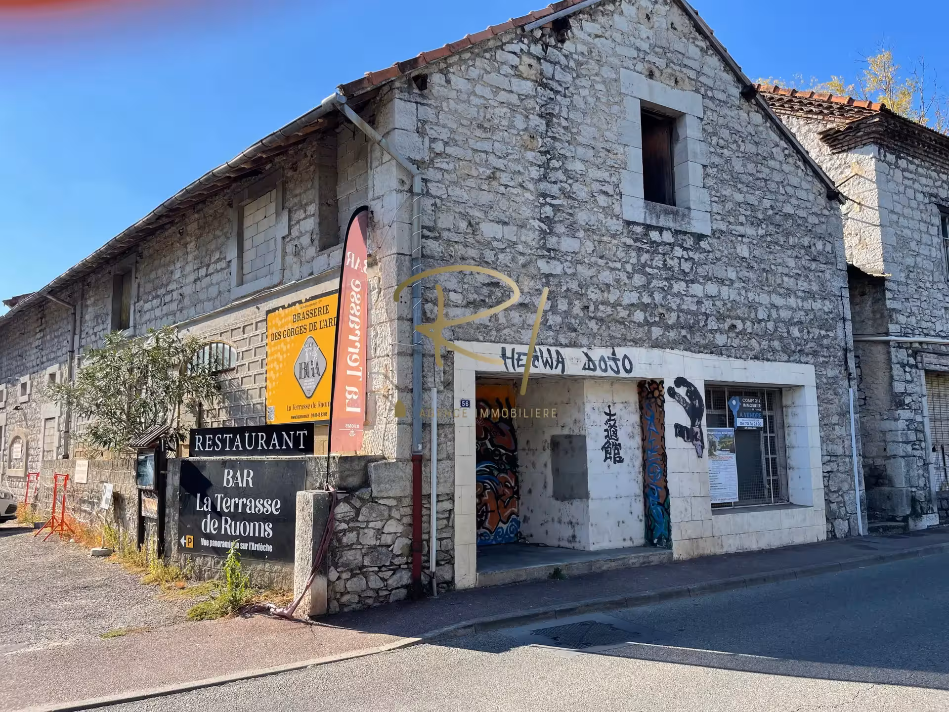 Bâtiment en pierre a rénover RUOMS CENTRE