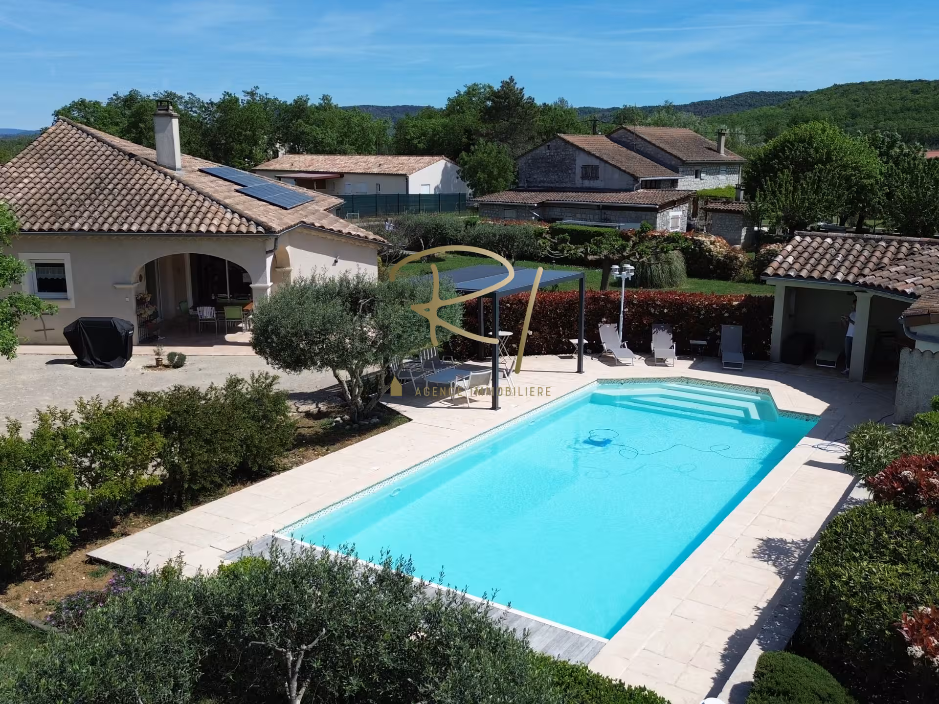 RUOMS BELLE VILLA AVEC PISCINE