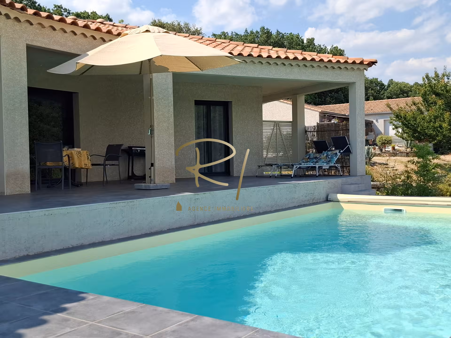 Villa contemporaine de plain-pied avec piscine   Proche Barjac
