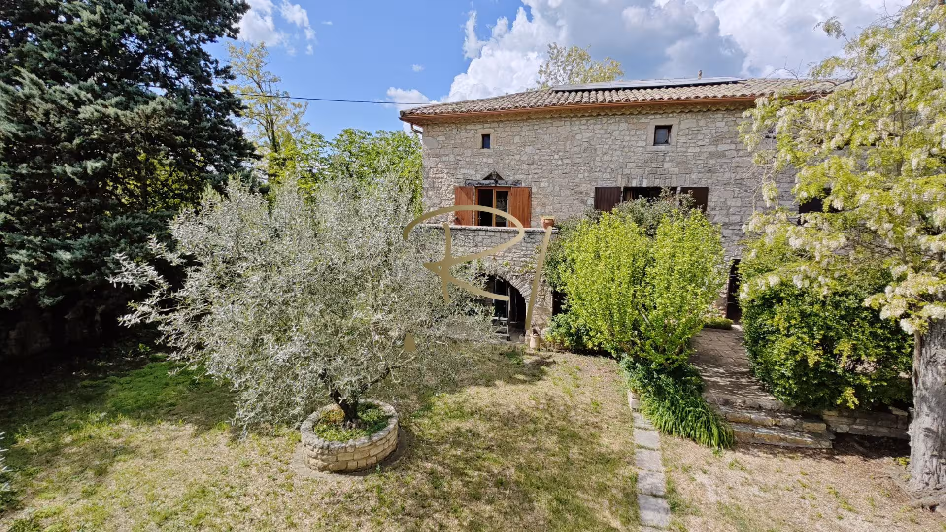 Mas en pierre sur 1.6hectares