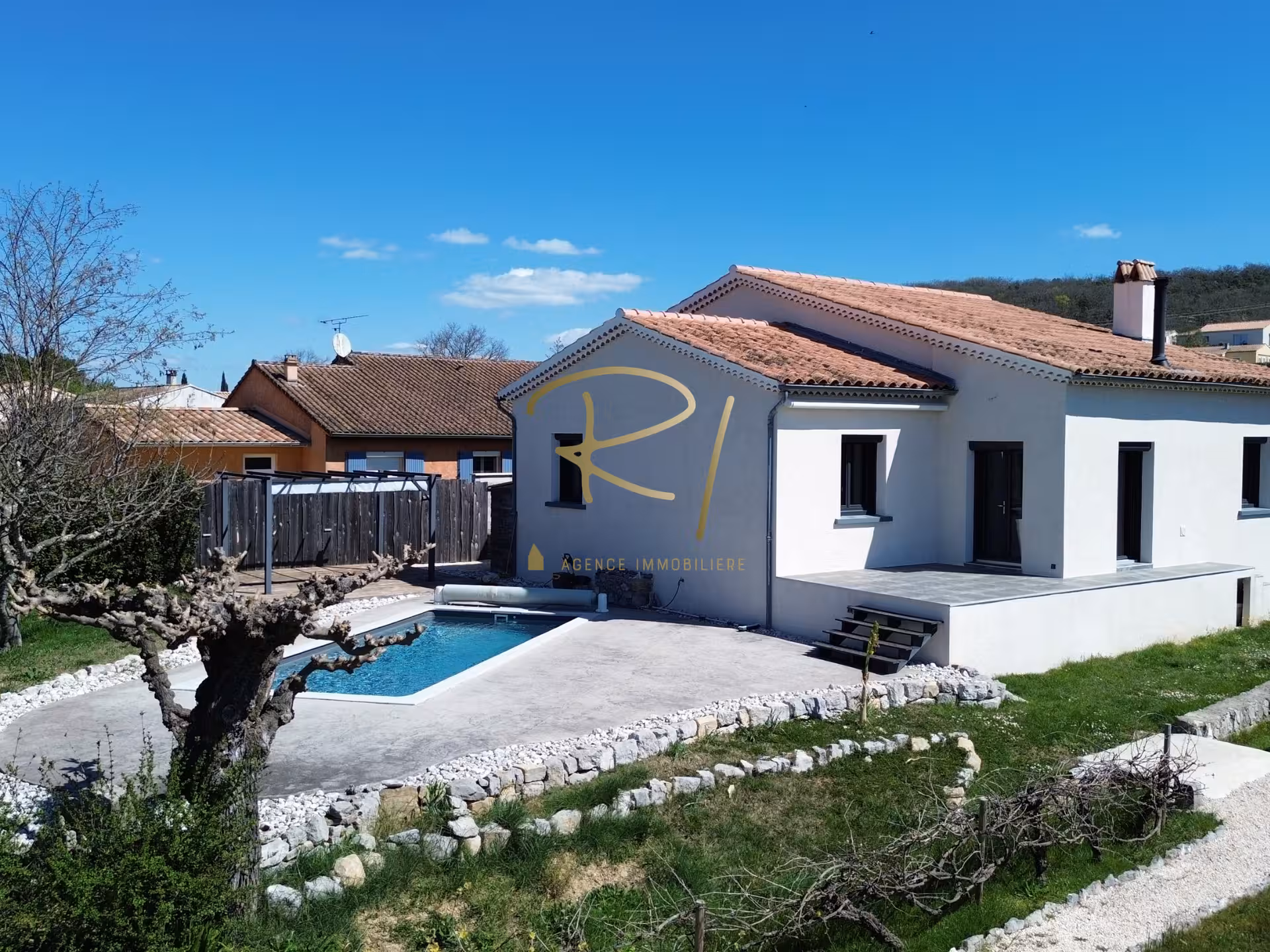 Maison 4 chambres, piscine et terrain - RUOMS CENTRE