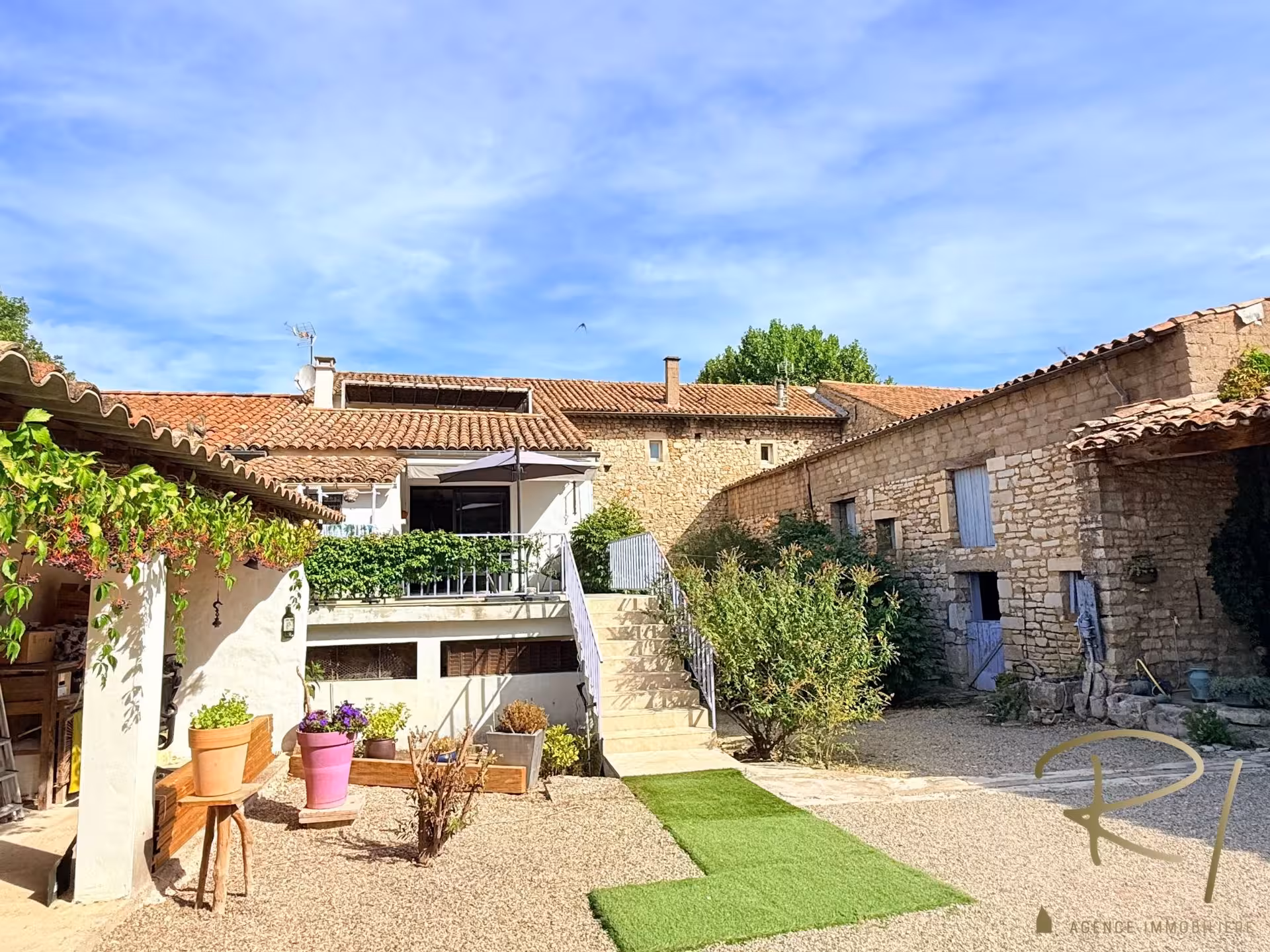 Ensemble immobilier au coeur du village de Barjac