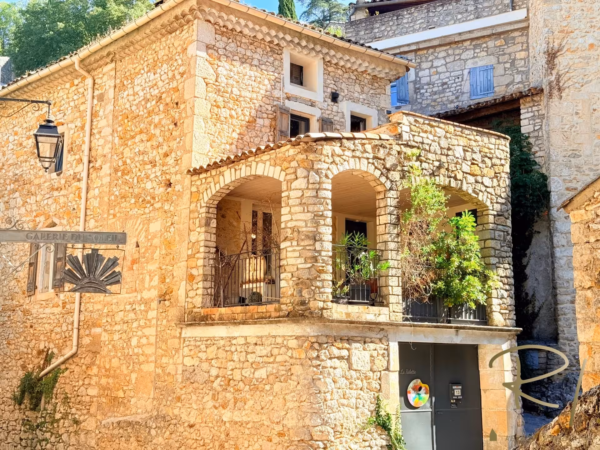 Maison de village avec deux appartements et terrasses