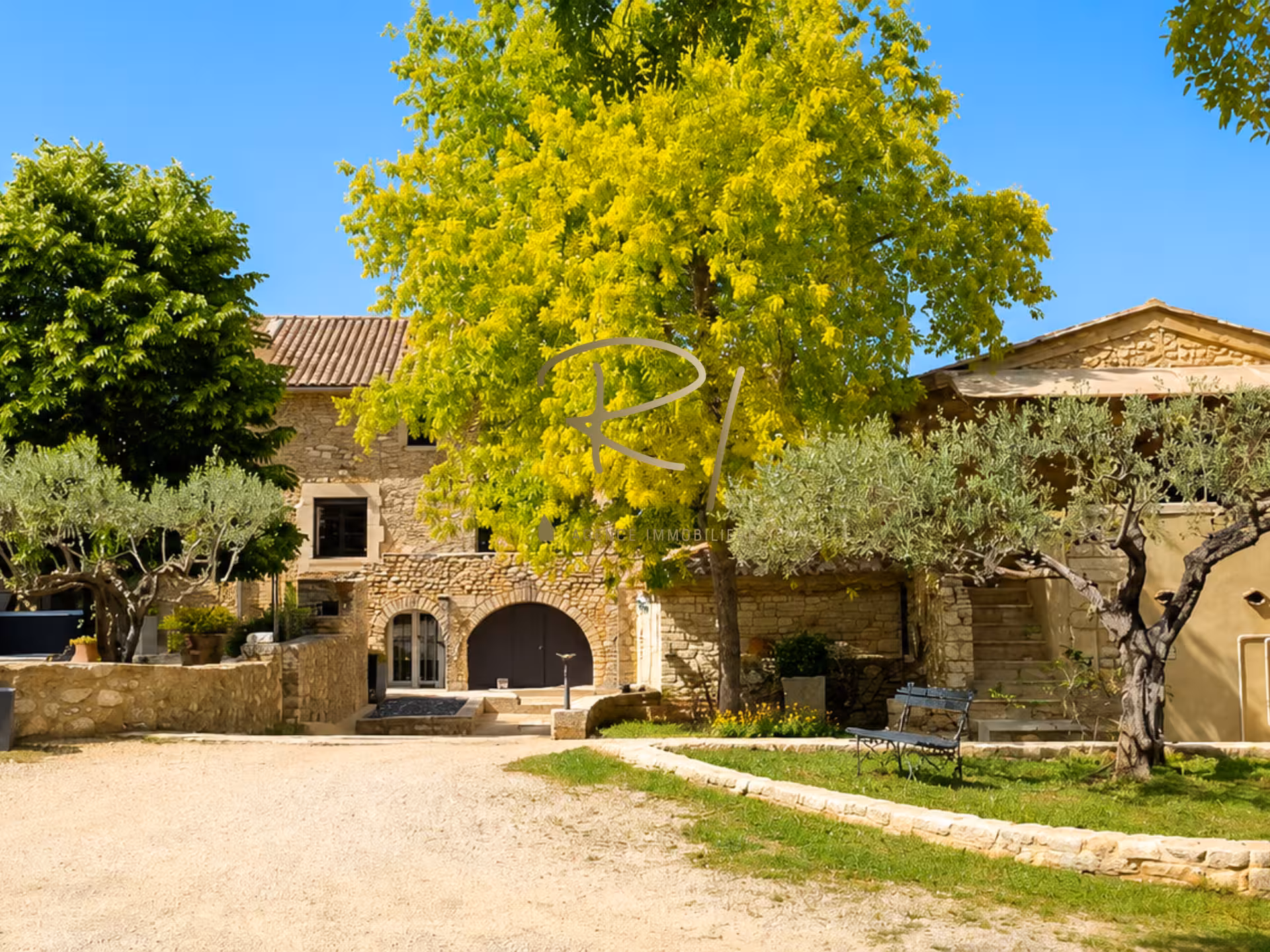 Exceptionnel mas en pierre sur 1,7 hectare   Proche Gorges de l'Ardèche