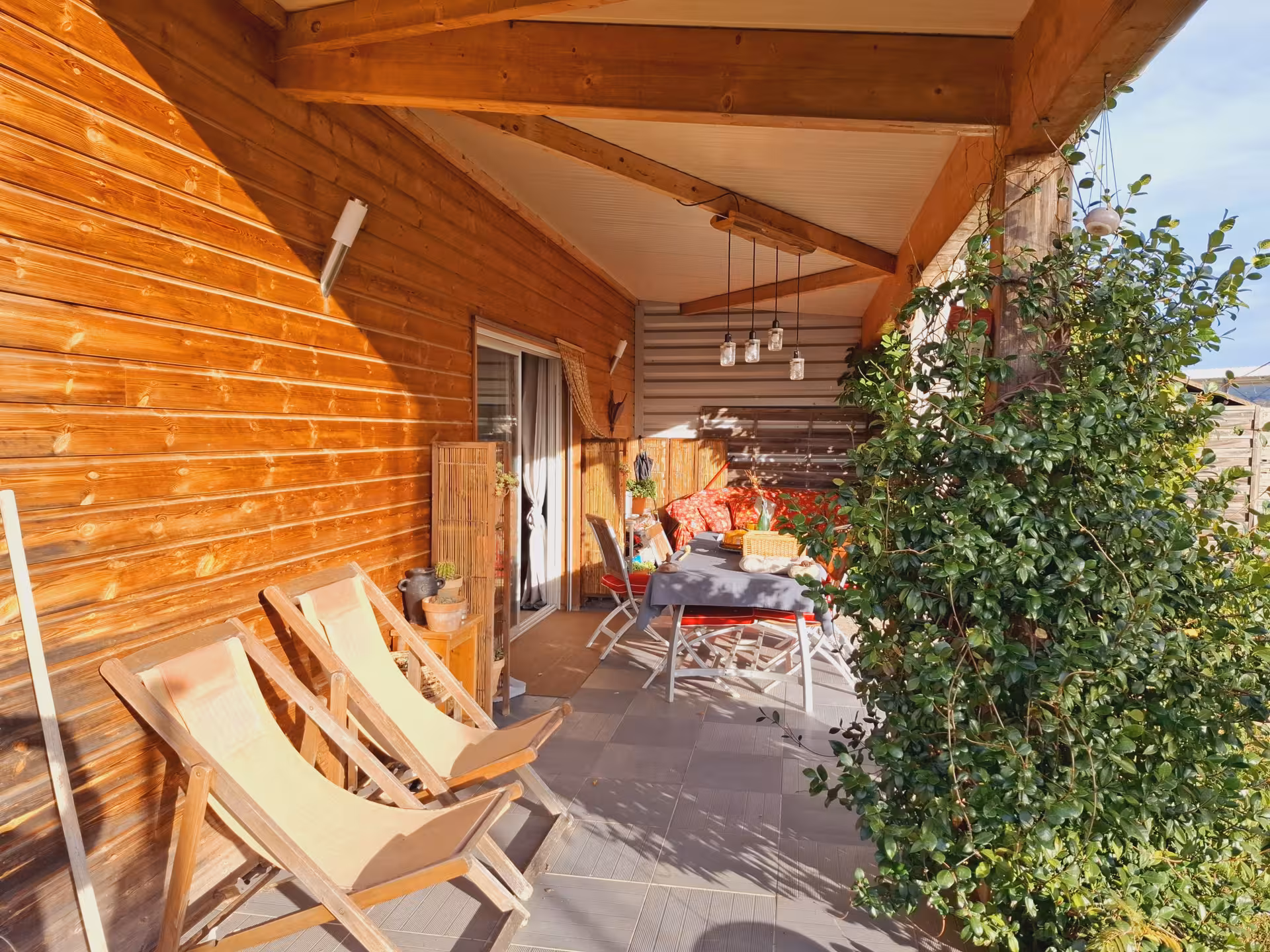 À VENDRE - VALLON PONT D'ARC MAISON AVEC PISCINE ET LOCAL COMMERCIAL ATTENANT