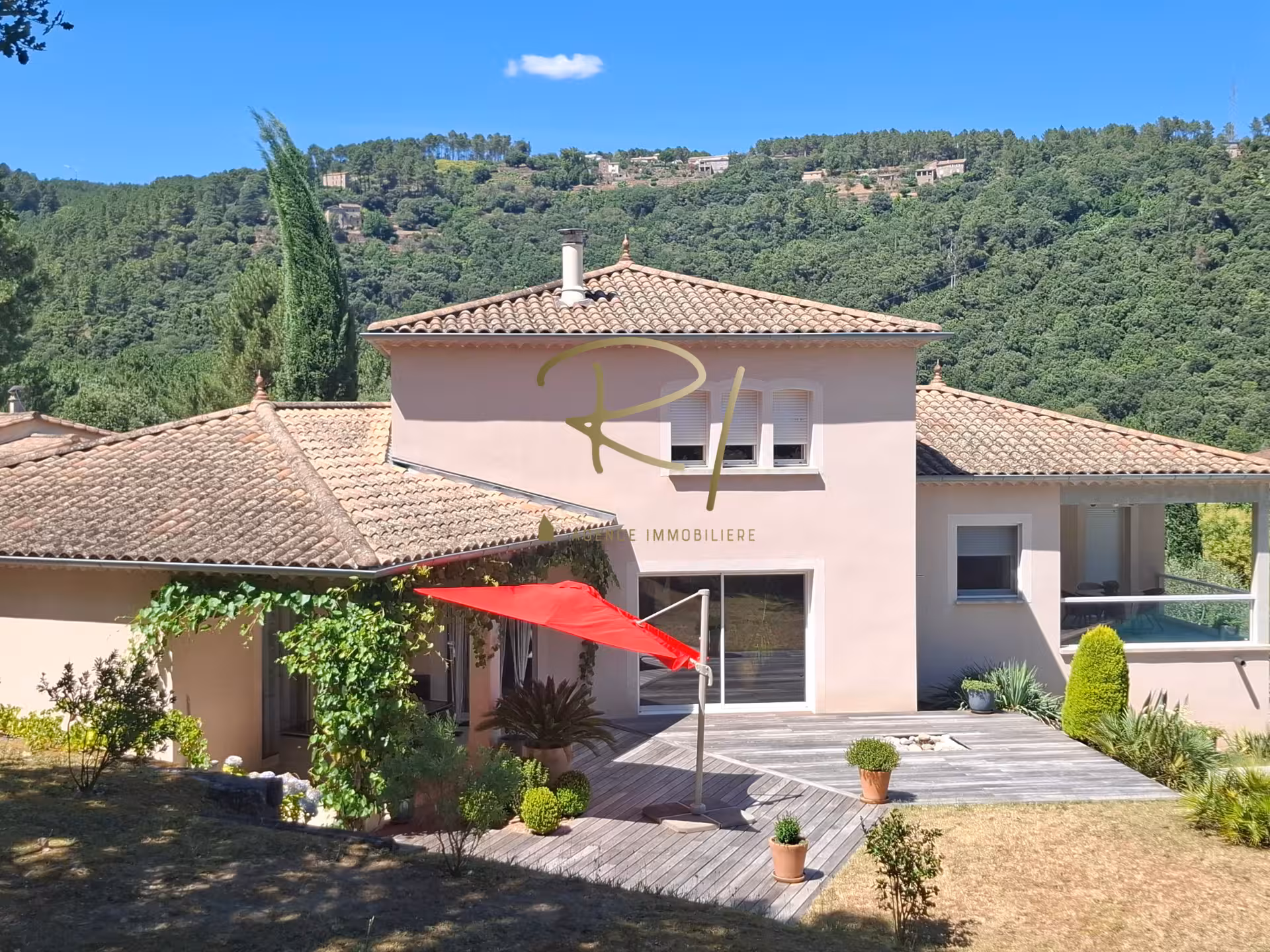 Villa d'architecte de 171 m2 avec piscine, rivière à pied.